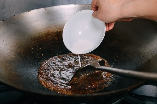 Thickening sauce with cornstarch, thewoksoflife.com