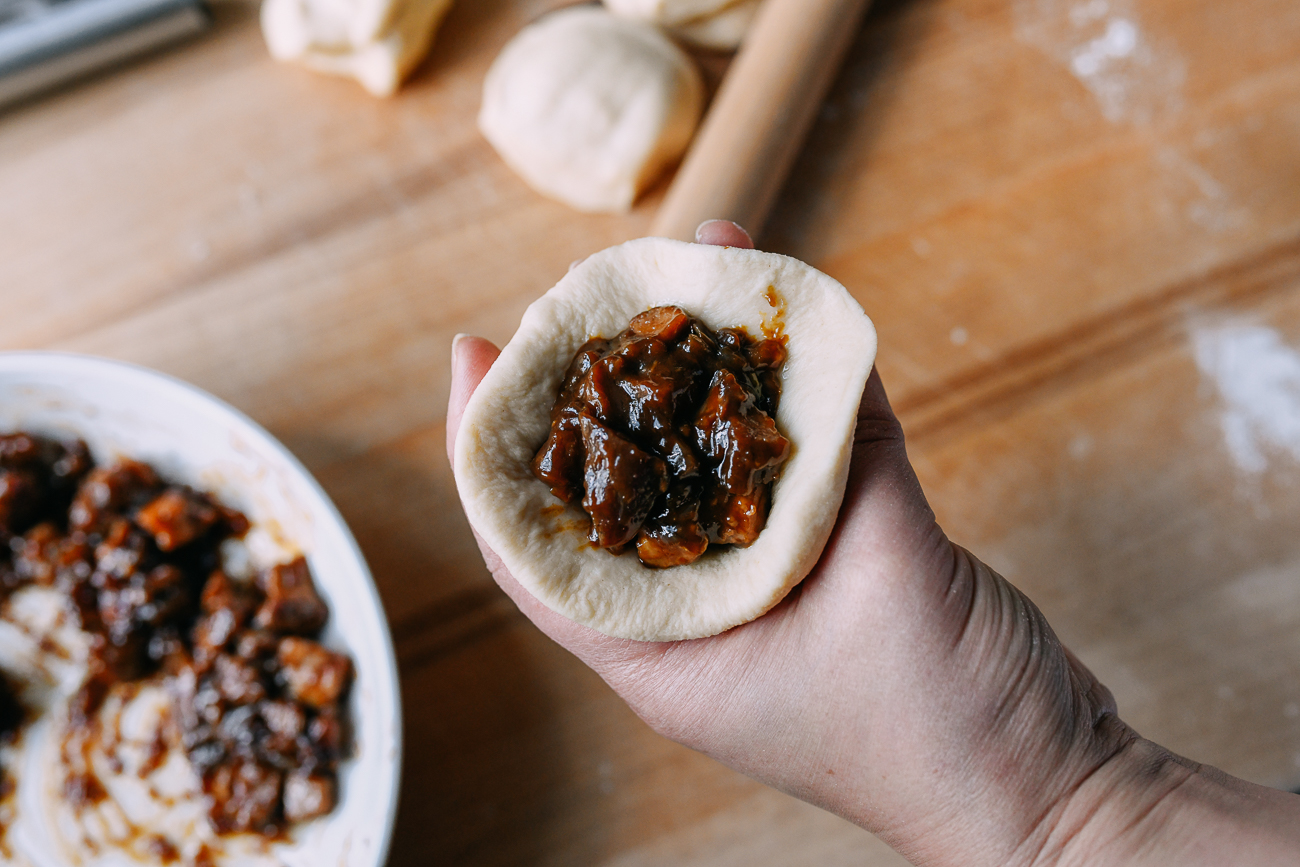 Adding filling to bun