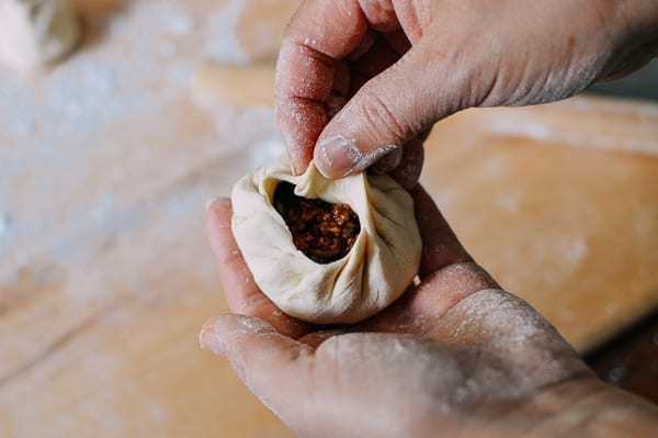 Pleating baozi, thewoksoflife.com